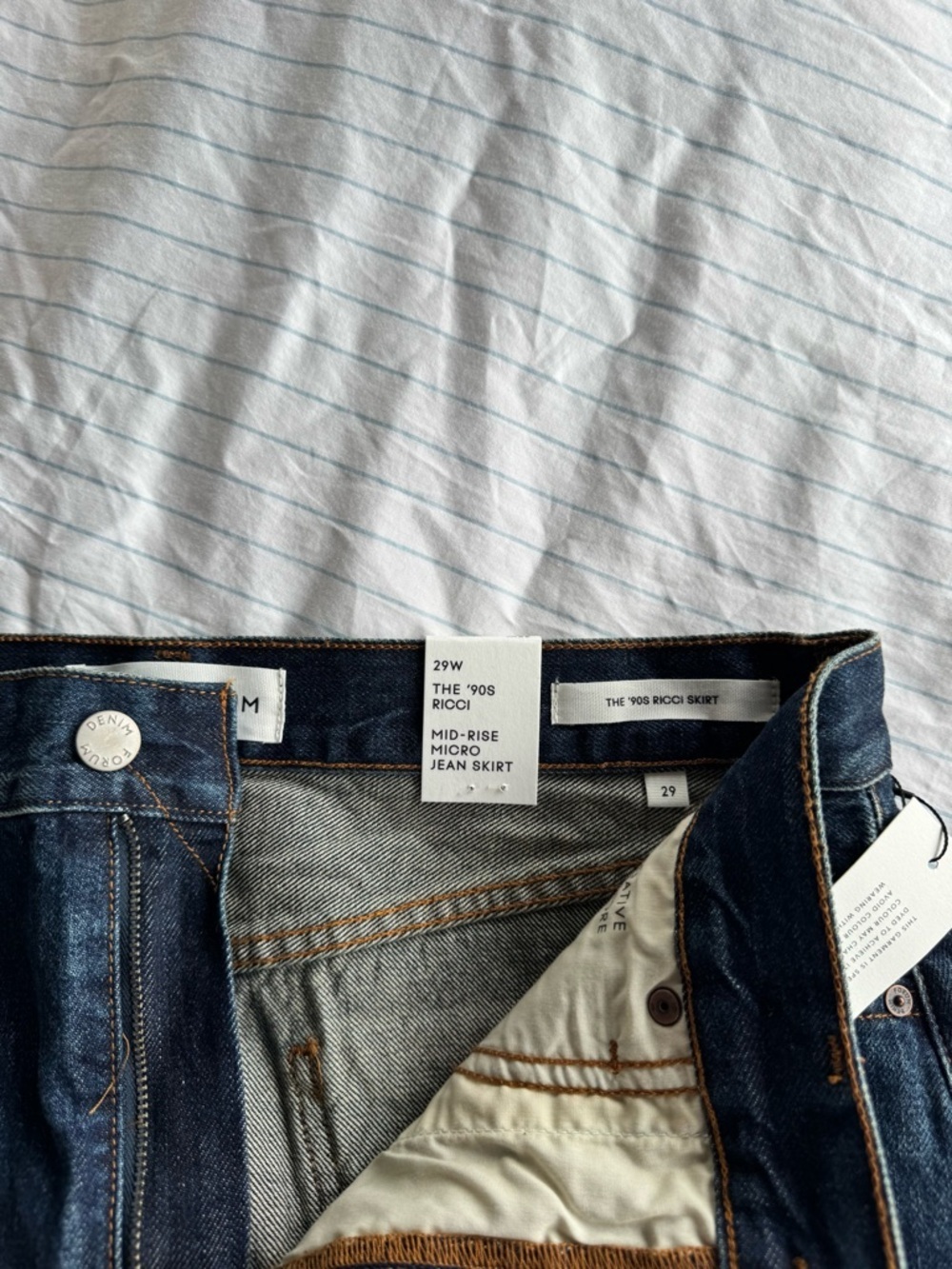 Aritzia Denim Forum The 90s Ricci Mid-Rise Micro Jean Skirt, size: 29. NWT - Picture 2 of 3